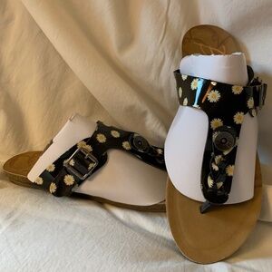 Blowfish Malibu black faux patent leather thong sandals with daisies print